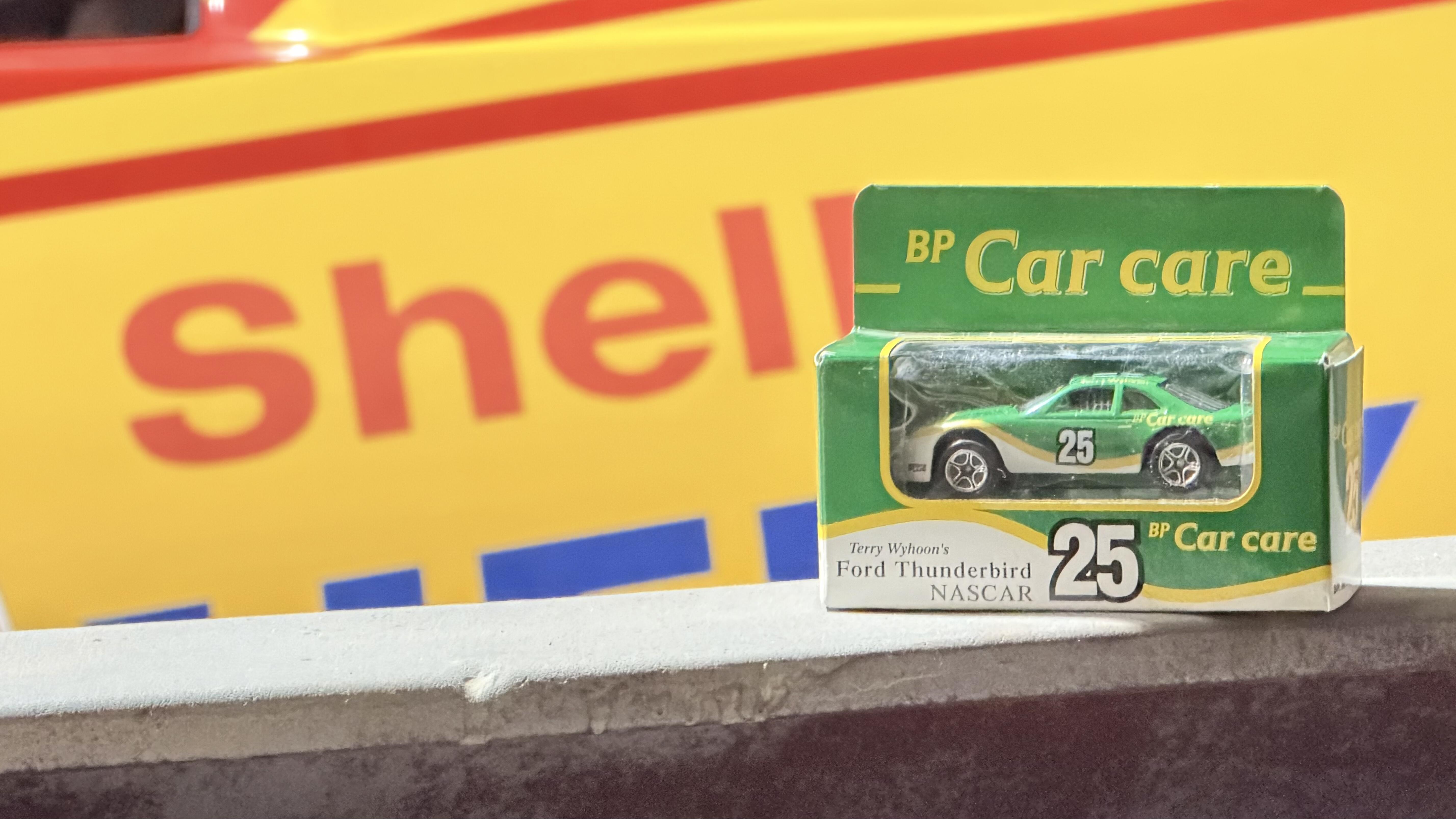 Matchbox — Terry Wyhoon's Ford Thunderbird NASCAR #25 BP Car Care Limited Edition 1:64